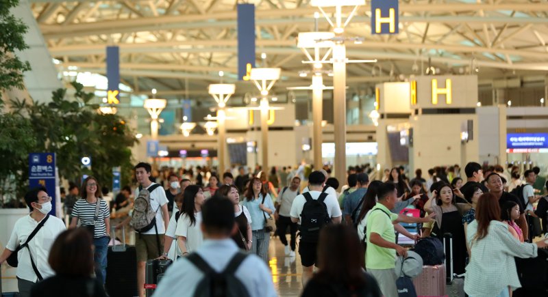 [인천공항=뉴시스] 김혜진 기자 = 추석 연휴를 하루 앞둔 13일 인천국제공항 제 1여객터미널이 이용객들로 붐비고 있다. 2024.09.13. jini@newsis.com <저작권자ⓒ 공감언론 뉴시스통신사. 무단전재-재배포 금지.> 사진=뉴시스화상