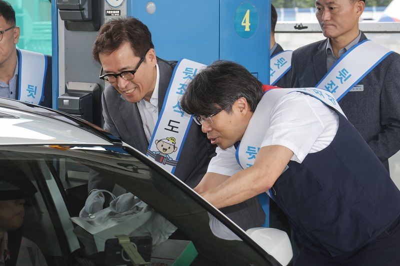 13일 경기 성남시 경부고속도로 서울 요금소에서 함진규 한국도로공사 사장(왼쪽)이 운전자에게 안전운전 홍보물을 전달하고 있다. 한국도로공사 제공