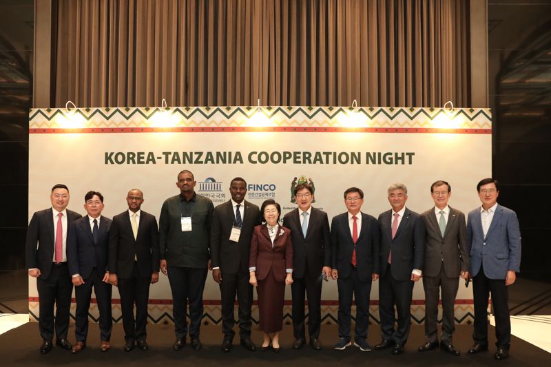 지난 12일 서울 용산구 그랜드하얏트에서 열린 ‘한-탄자니아 교류 협력의 밤’ 행사에서 최산하 산하건설 대표, 김진환 서원토건 대표, 토골라니 애드리스 마부라 주한탄자니아대사, 데그라티우스 은데젬비 탄자니아 토지주택개발부 장관, 이노센트 바슝와 탄자니아 공공사업부 장관, 이은재 K-FINCO 이사장, 권성동 국회의원, 이헌승 국회의원, 정원주 대우건설 회장, 한만희 해외건설협회장, 지형근 삼성물산 부사장(왼쪽부터)이 기념촬영을 하고 있다. 전문건설공제조합 제공