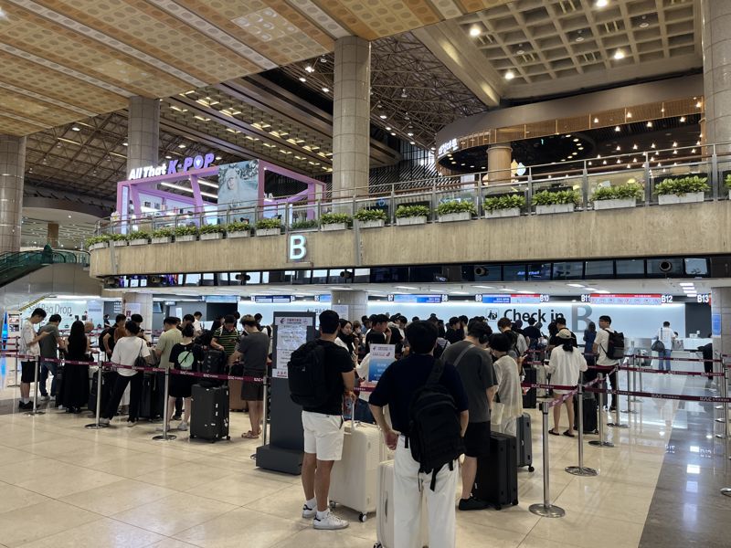 13일 오전 10시 서울 강서구 방화동 김포국제공항 국제선에서 탑승객들이 탑승 수속을 위해 줄을 서고 있다. /사진=주원규 기자