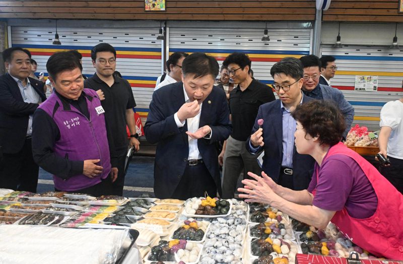 박범수 농림축산식품부 차관(사진 가운데)이 13일 서울 답십리현대시장을 방문, 송편을 구입하며 시장 상인과 이야기를 나누고 있다 /사진=농림축산식품부