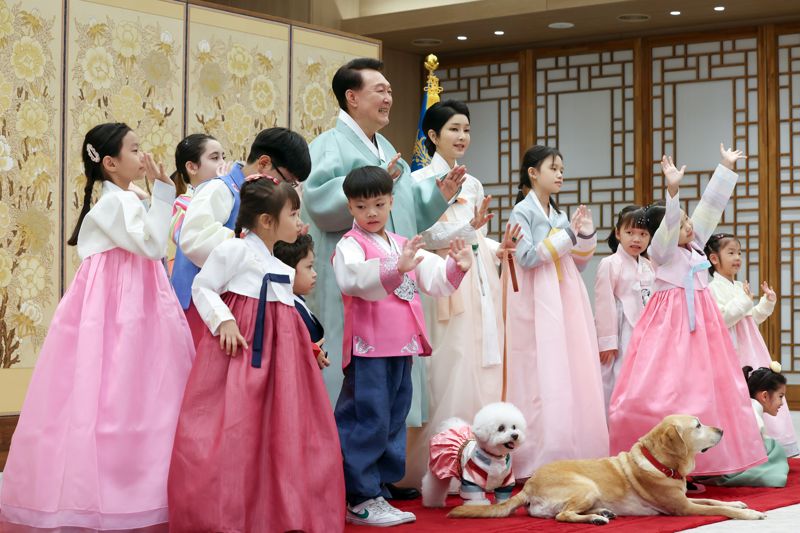 윤석열 대통령과 김건희 여사가 8일 용산 대통령실 청사 2층 자유홀에서 다문화가정 아이들과 추석 메시지 영상을 촬영하고 있다. 영상은 13일 공개됐다. /사진=대통령실