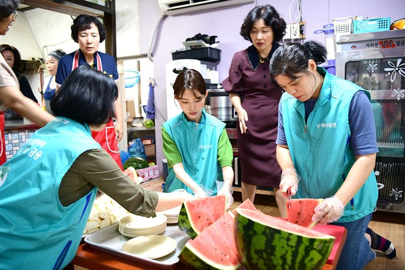 하나증권 임직원들이 대전 행복한집 무료급식 나눔봉사에 참여해 봉사활동을 진행하고 있다. 하나증권 제공.