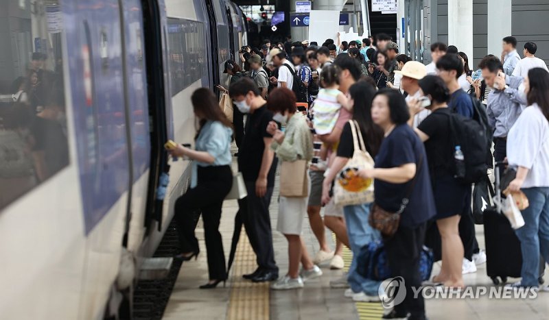 추석 연휴를 앞둔 지난 13일 오전 서울역에서 귀성길에 오른 시민들이 열차에 탑승하고 있다. 연합뉴스.