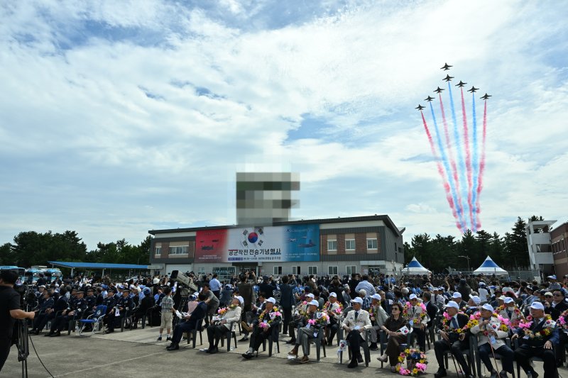 13일 공군 강릉기지 주기장에서 열린 공군작전 전승기념행사에서 블랙이글스가 축하 비행하고 있다. 사진=공군 제공