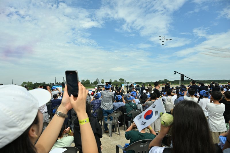 13일 공군 강릉기지 주기장에서 열린 공군작전 전승기념행사에서 블랙이글스가 축하 비행하고 있다. 사진=공군 제공