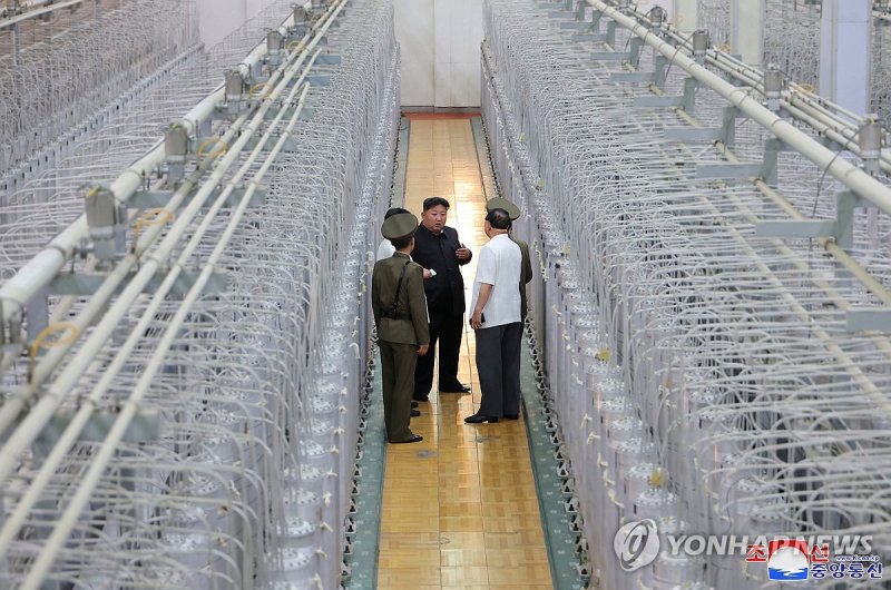 김정은 북한 국무위원장이 핵무기연구소와 무기급 핵물질 생산시설을 지난 2024년 9월 현지지도하고 있다. 조선중앙통신/연합뉴스