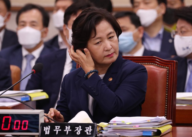 추미애 법무부 장관이 27일 오후 서울 여의도 국회에서 열린 법제사법위원회 전체회의에 출석해 머리를 만지고 있다. 이날 추 장관은 윤한홍 미래통합당 의원이 아들 병역 관련 언급을 하자 "소설 쓰시네"라고 해 미래통합당의 반발을 불러 왔다. 2020.7.27/뉴스1 ⓒ News1 박세연 기자