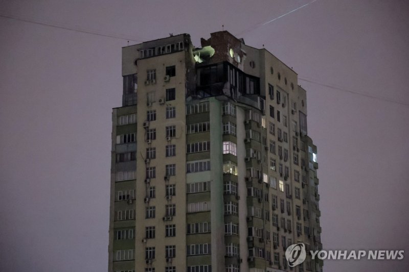 러 드론이 떨어지며 파손된 우크라 아파트 러 드론이 떨어지며 파손된 우크라 아파트 (키이우 EPA=연합뉴스) 22일(현지시간) 우크라이나 키이우의 한 고층 아파트에 러시아 무인기(드론) 일부가 추락해 건물이 파손된 모습. 비탈리 클리치코 키이우 시장에 따르면 전날 오후 이 건물에 격추된 드론이 떨어지면서 24∼26층이 화염에 휩싸이고 2명이 다쳤다. 2023.12.22 besthope@yna.co.kr (끝)