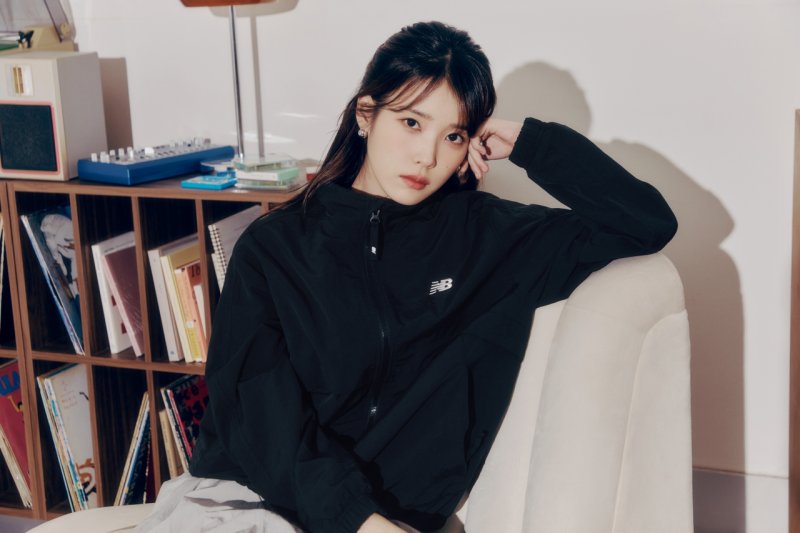 [서울=뉴시스] 이랜드 뉴발란스 아이유 화보(사진=이랜드월드 제공) *재판매 및 DB 금지