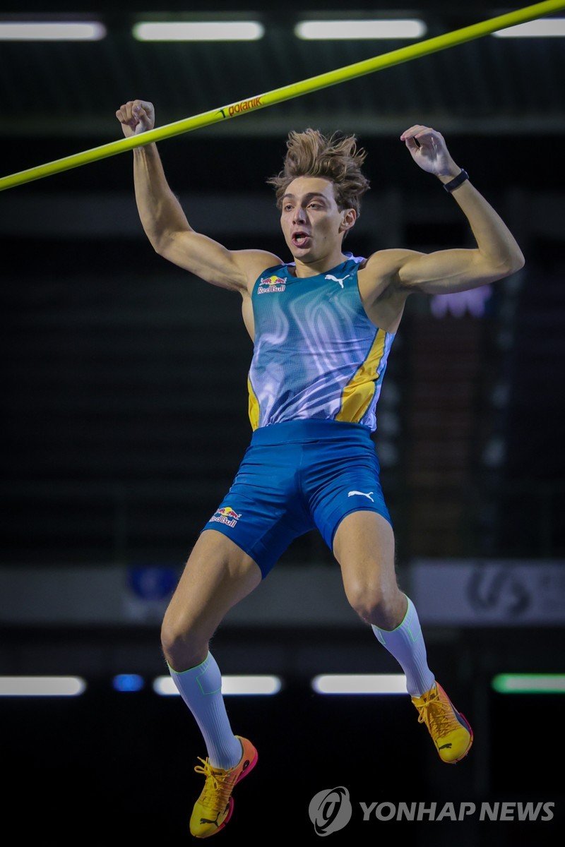 '스파이더맨' 듀플랜티스 epa11602818 Armand Duplantis of Sweden competes in the men's Pole Vault during the World Athletics Diamond League Finals, at the Memorial Van Damme in Brussels, Belgium, 13 September 2024. EPA/OLIVIER MATTHYS
