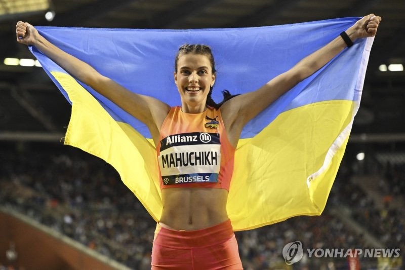 미후치크의 세리머니 Yaroslava Mahuchikh, of Ukraine, poses after winning the women's high jump during the Diamond League final 2024 athletics meet in Brussels, Friday, Sept. 13, 2024. (AP Photo/Frederic Sierakowski)