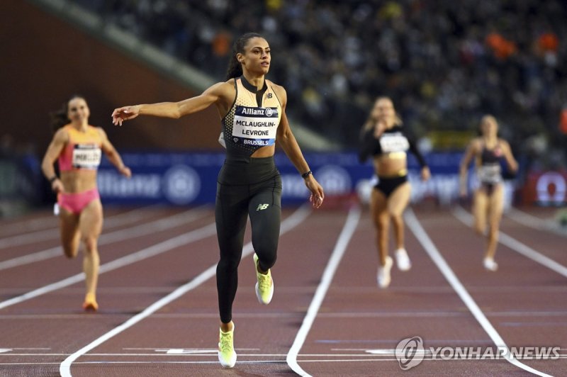 '슈퍼스타' 매클로플린 Sydney Mclaughlin-Levrone, of the United States, crosses the finish line to win a women's 400 meters invitational race during the Diamond League final 2024 athletics meet in Brussels, Friday, Sept. 13, 2024. (AP Photo/Frederic Sierakowski)