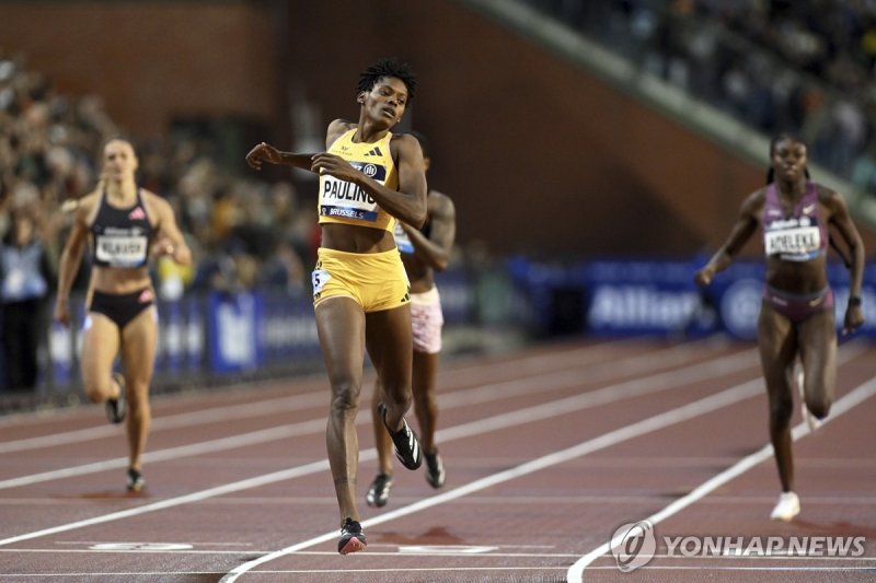 파울리노, 다이아몬드리그 파이널 여자 400ｍ 우승 Marileidy Paulino, of the Dominican Republic, crosses the finish line to win the women's 400 meters during the Diamond League final 2024 athletics meet in Brussels, Friday, Sept. 13, 2024. (AP Photo/Frederic Sierakowski)