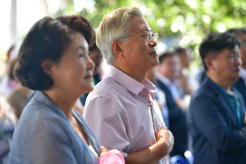 문 전 대통령 "팍팍한 살림살이에 의료대란… 모두 무사무탈하길"