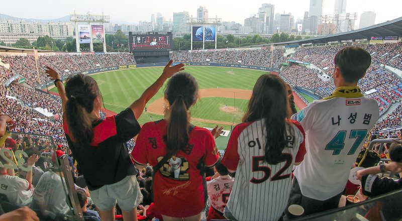 프로야구 관중 첫 1000만 돌파.. 폭염 뚫은 '흥행 열풍'