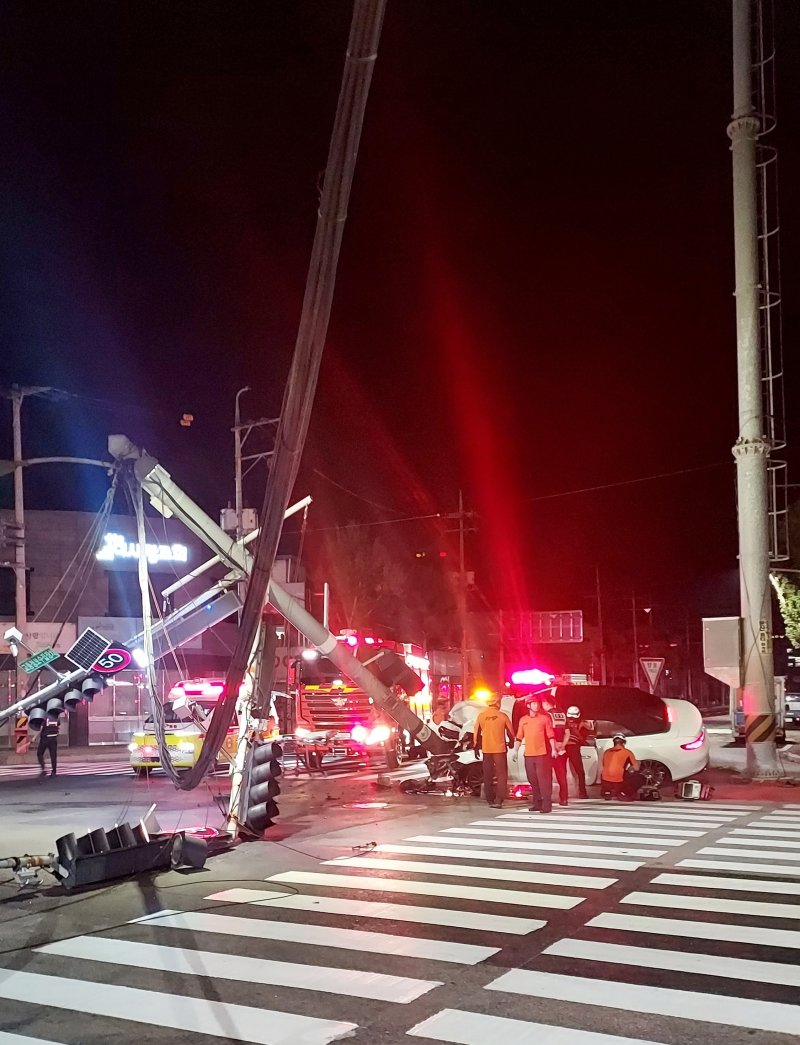 새벽 술 취해 운전대 잡은 20대 벤츠남이 만든 아수라장