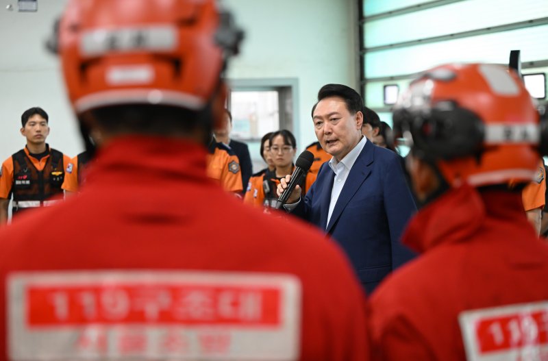 尹, 군산 어선 전복에 긴급지시 "가용 장비 총동원해 구조"