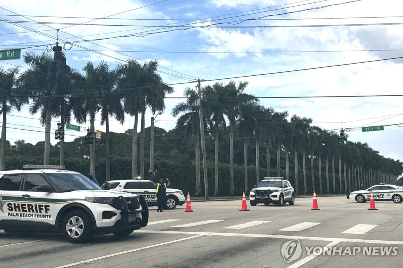 공화당 대선 후보 도널드 트럼프 전 대통령 근처에서 총격 사건이 발생한 후 경찰 차량이 일요일인 2024년 9월 15일 플로리다주 웨스트팜비치의 트럼프 인터내셔널 골프 클럽 근처에 서있다.