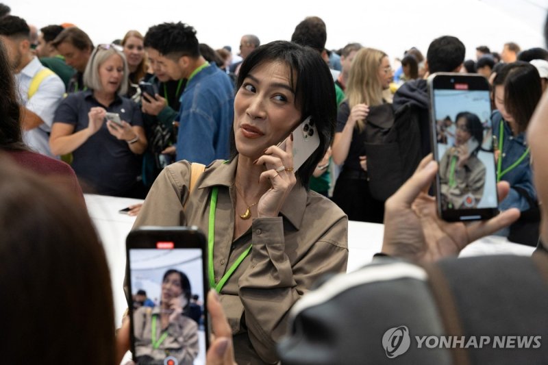 아이폰 16 신제품 사용해보는 여성 아이폰 16 신제품 사용해보는 여성 (쿠퍼티노 로이터=연합뉴스) 9일(현지시간) 미국 캘리포니아주 쿠퍼티노 애플 본사 스티브 잡스 극장에서 열린 아이폰 신제품 출시 행사에 참석한 여성이 아이폰 16 프로를 사용해보고 있다. 애플은 이날 인공지능(AI) 기능을 탑재한 아이폰 16 시리즈를 선보였다. 2024.09.10 passion@yna.co.kr (끝)