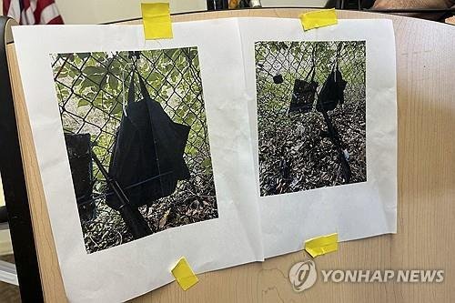 트럼프 암살 시도 현장서 발견된 AK-47 소총과 고프로, 가방. 연합뉴스