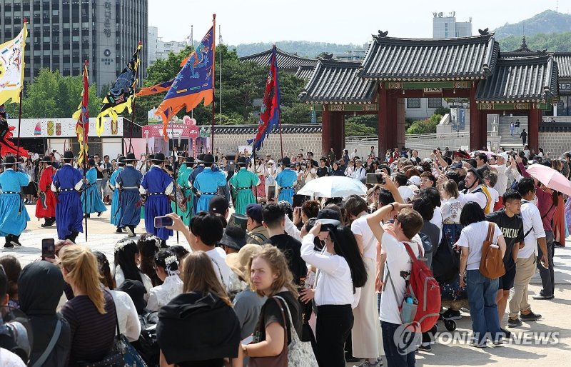 외국인 261만 시대...외국인 특화 결제 서비스 지원하는 카드사가 있다고?[금융 多있소]