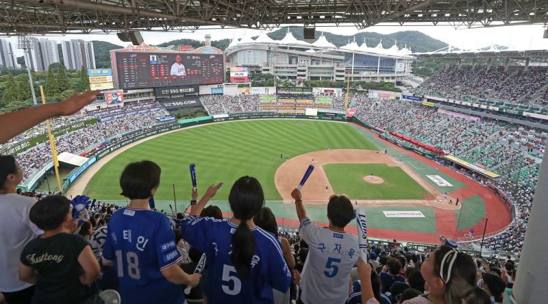 프로야구가 사상 첫 천만 관중을 달성한 15일 오후 인천 SSG랜더스필드에서 열린 프로야구 '2024 신한 SOL 뱅크 KBO리그' SSG 랜더스와 삼성 라이온즈의 경기를 찾은 야구팬들이 응원을 펼치고 있다. 2024.9.15/뉴스1 ⓒ News1 이승배 기자