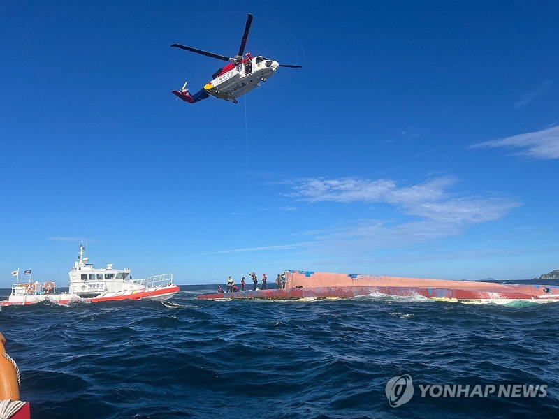 16일 오전 7시 36분께 전북 군산시 십이동파도 인근 해상에서 8명이 탑승한 어선이 전복돼 해경이 구조 작업을 벌이고 있다. 연합뉴스