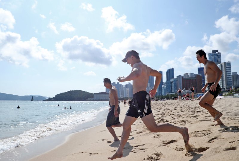 경남 5개 지역 폭염주의보에서 폭염경보로…'35.6도' 후끈한 추석