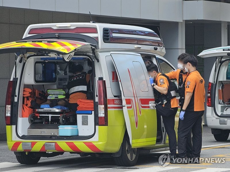 추석에도 바쁜 119구급대원들 추석에도 바쁜 119구급대원들 (춘천=연합뉴스) 양지웅 기자 = 추석인 17일 오후 강원 춘천시 한 대학병원 응급실 앞에서 119구급대원들이 응급환자를 이송, 입실을 기다리고 있다. 2024.9.17 yangdoo@yna.co.kr (끝)