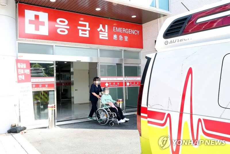 충주의료원 지역응급의료센터 충주의료원 지역응급의료센터 (충주=연합뉴스) 김형우 기자 = 15일 오전 문을 연 충북 충주의료원 응급실. 최근 인력난으로 건국대 충주병원이 평일 야간과 주말, 공휴일에 응급실 운영을 중단하면서 충주의료원은 정상 운영되는 지역 내 유일의 지역응급의료센터가 됐다. 2024.9.15 vodcast@yna.co.kr (끝)