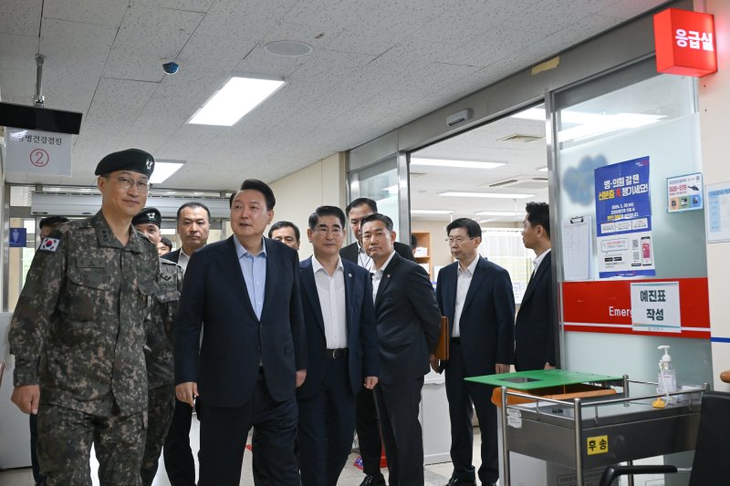 [종합] 송편 싸들고 최전방 찾은 尹..개방 의무대 격려도