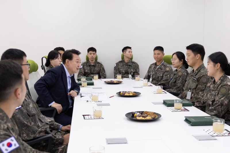 [종합] 송편 싸들고 최전방 찾은 尹..개방 의무대 격려도