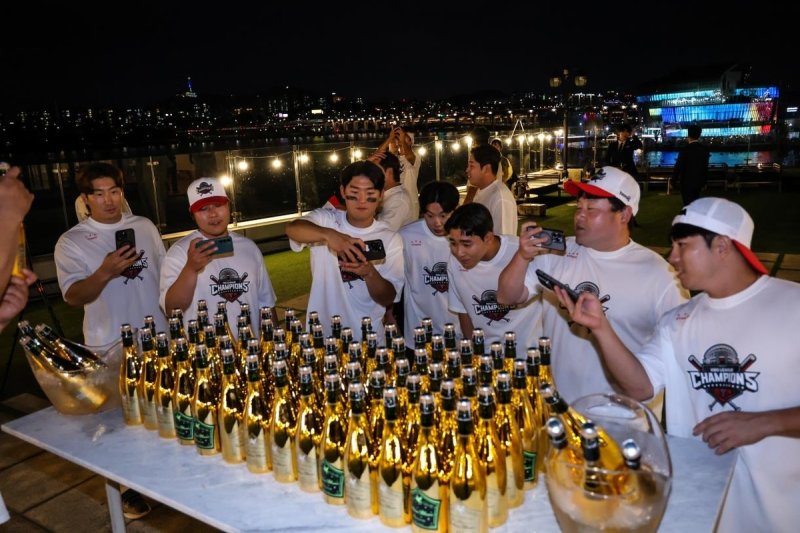 7년 만에 정규시즌에서 우승한 KIA 타이거즈 선수단이 17일 서울 서초구 세빛섬 마리나파크에서 우승 축승회를 진행 중이다. KIA 타이거즈 제공