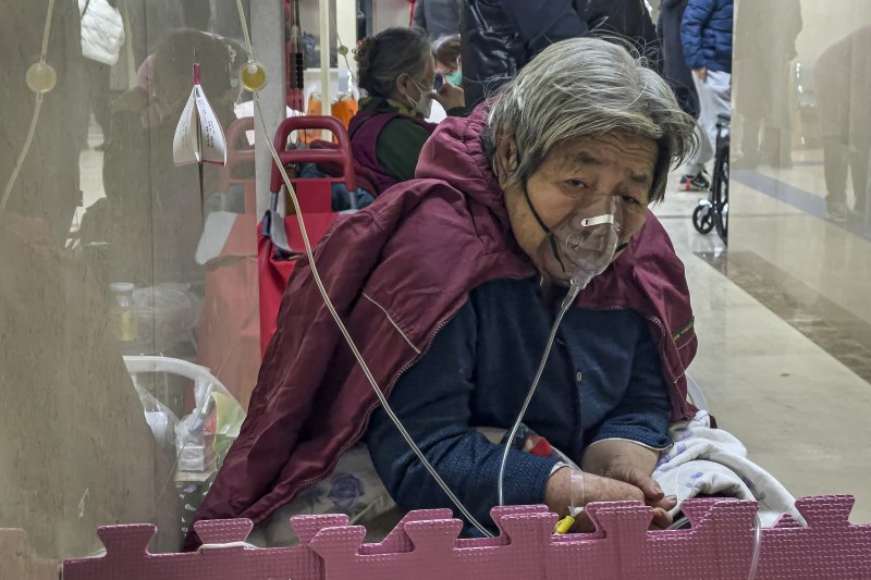 인플루엔자 같은 감염질환은 회복 뒤 사망 위험이 사라지지만 코로나19는 시간이 지나도 심혈관 질환 위험이나 사망 위험이 그대로라는 연구 결과가 9일(현지시간) 발표됐다. 지난해 1월 5일 중국 베이징의 한 병원 응급실 복도에서 코로나19 환자가 응급치료를 받고 있다. AP 뉴시스