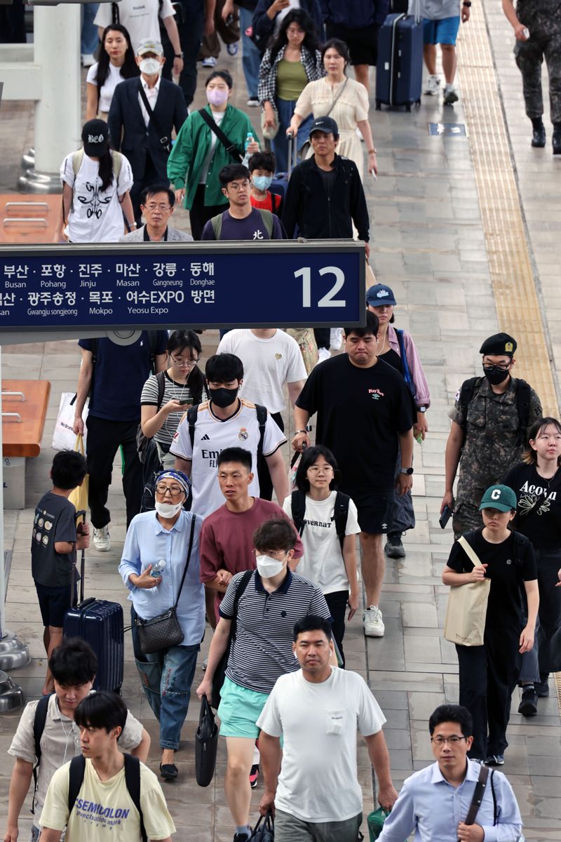 추석 연휴 마지막 날인 18일, 고향을 다녀오는 귀경객들이 서울역 승강장에 도착하고 있다. 사진=서동일 기자