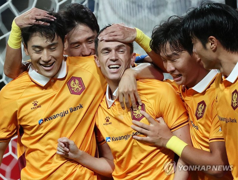 동료와 기뻐하는 아사니 동료와 기뻐하는 아사니 (광주=연합뉴스) 조남수 기자 = 17일 광주월드컵경기장에서 열린 아시아챔피언스리그(ACL) 엘리트(ACLE) 스테이지 1차전 광주FC와 요코하마 마리노스의 경기. 광주FC 아사니(가운데)가 전반전에 골을 넣고 동료선수들과 기뻐하고 있다. 2024.9.17 iso64@yna.co.kr (끝)