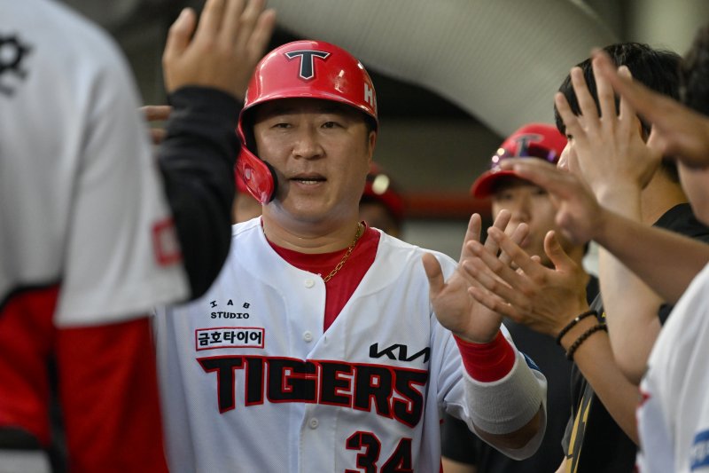 [광주=뉴시스] 박기웅 기자 = 7일 오후 광주 북구 광주-기아챔피언스필드에서 열린 2024 신한 SOL뱅크 KBO리그 KIA 타이거즈 대 키움 히어로즈의 경기, 1회말 KIA 김선빈의 좌익수 왼쪽 1루타로 홈을 밟은 최형우가 더그아웃에 들어서고 있다. 2024.09.07. pboxer@newsis.com