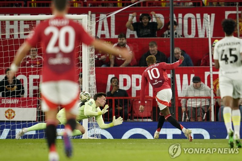 득점포를 터트리는 마커스 래시퍼드 Manchester United's Marcus Rashford scores the opening goal against Barnsley's goalkeeper Gabriel Slonina during the English League Cup soccer match between Manchester United and Barnsley at Old Trafford, Manchester, England, Tuesday, Sept. 17, 2024. (AP Photo/Dave Thompson)