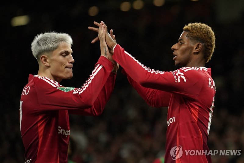 골세리머니를 펼치는 알레한드로 가르나초와 마커스 래시퍼드 Manchester United's Marcus Rashford celebrates with Manchester United's Alejandro Garnacho, left, after scoring the fifth goal during the English League Cup soccer match between Manchester United and Barnsley at Old Trafford, Manchester, England, Tuesday, Sept. 17, 20