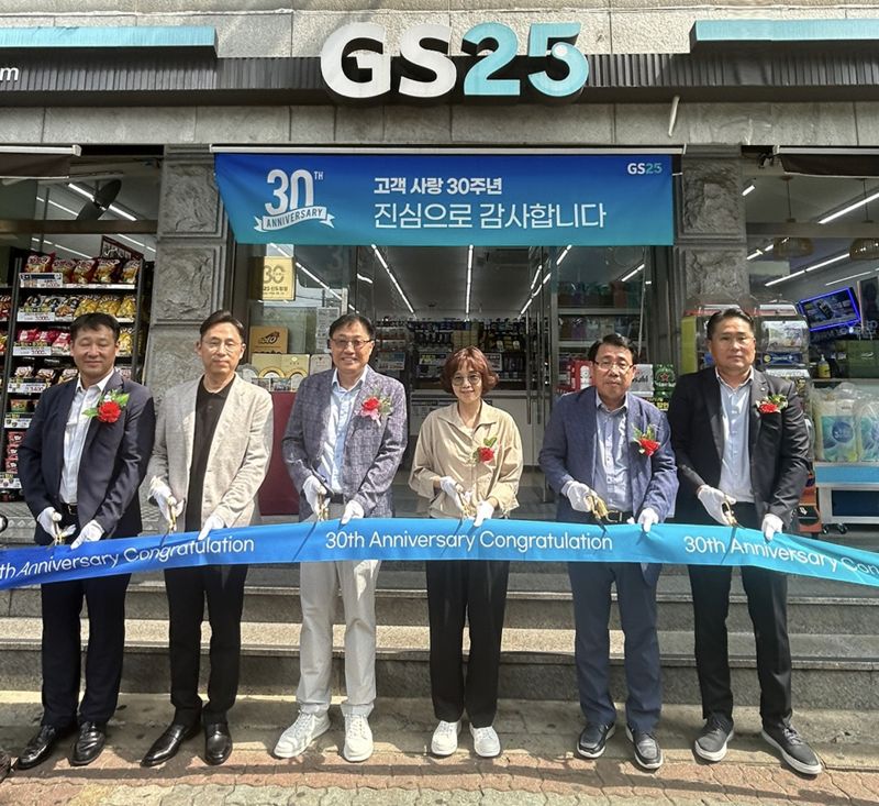 최근 최형규 GS25 신도림점 경영주 30주년 기념식에서 최형규 경영주(왼쪽 세번째), 정재형 GS리테일 편의점사업부대표(오른쪽 두번째)를 비롯한 관계자들이 기념사진을 촬영하고 있다. GS리테일 제공