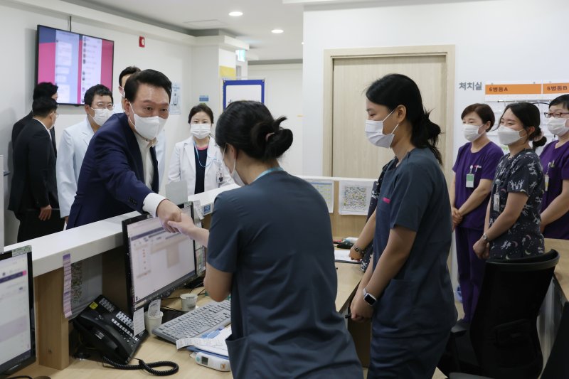 윤석열 대통령이 추석 연휴 마지막 날인 18일 서울 성북구 성북 우리아이들병원을 찾아 의료진을 격려하고 있다. [대통령실 제공] 연합뉴스