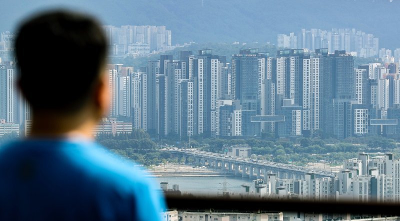 서울 아파트 시장에 수요 쏠림 현상이 심해지면서 지역 간 아파트값 편차도 커진 것으로 나타났다. 18일 서울 남산에서 바라본 서초구 일대 아파트. /사진=연합뉴스