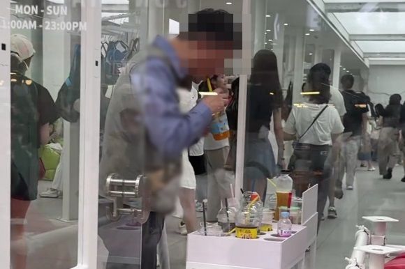 [영상] "뷔페 왔나?"..매장 앞 보관대 놓인 남의 음료 맘대로 마신 男 '경악'