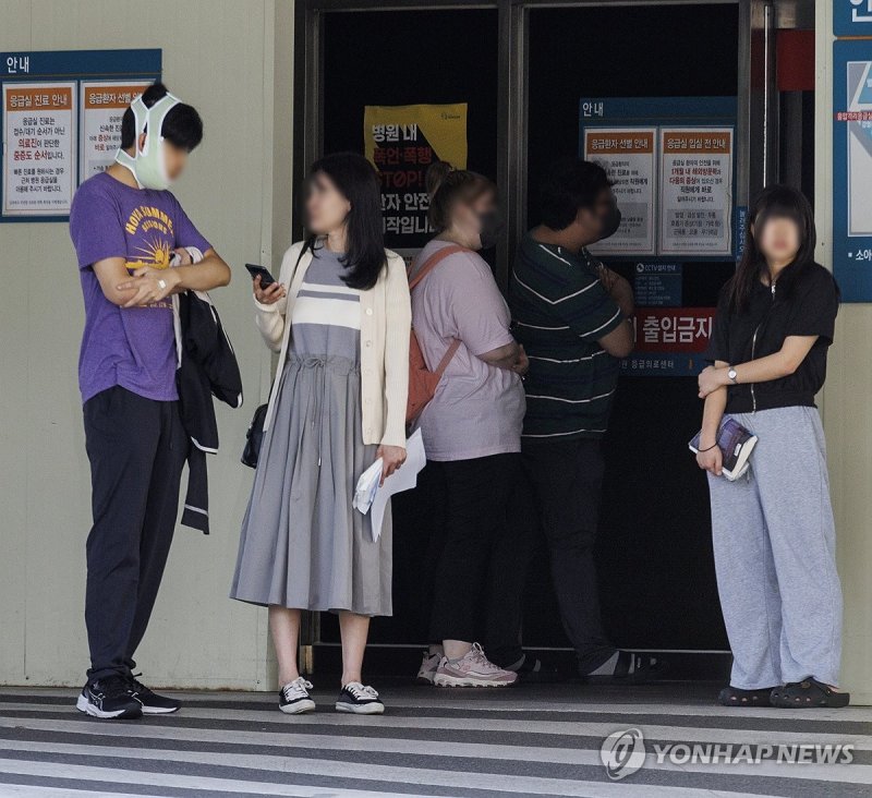 대형 병원 응급의료센터에서 대기 중인 시민들 대형 병원 응급의료센터에서 대기 중인 시민들 (서울=연합뉴스) 황광모 기자 = 추석인 17일 오후 서울의 한 대형병원 응급의료센터 앞에서 시민들이 진료하기 위해 대기하고 있다.<div id='ad_body3' class='mbad_bottom' ></div> 2024.9.17 hkmpooh@yna.co.kr (끝)