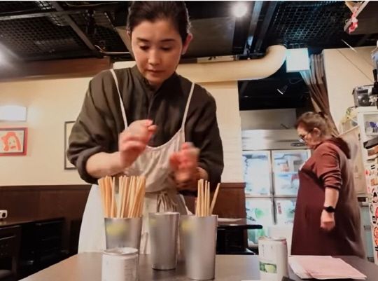 日 미모의 女배우가 서빙 알바를?..무슨 사연인가 보니