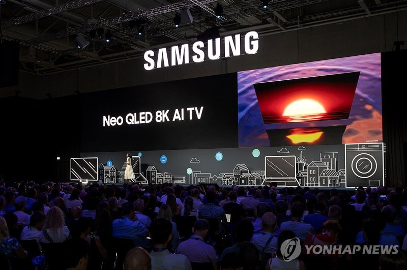 삼성전자 영국법인 스테파니 초슨 프로가 'Neo QLED 8K AI TV'에 대해 발표하고 있다. 사진=연합뉴스