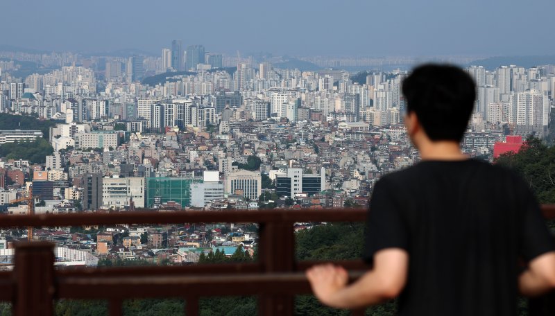 [서울=뉴시스] 이영환 기자 = 8일 오전 서울 중구 남산공원에서 아파트 단지들이 보이고 있다. 9월 스트레스 DSR(총부채원리금상환비율) 규제 강화와 은행권의 대출 억제책 시행을 앞두고 서울 모든 자치구의 아파트 가격이 전주보다 올랐다. KB부동산 주간KB아파트시장동향에 따르면 이달 2일 기준 서울 아파트 매매가격은 전주보다 0.22% 상승했다. 전방위적 대출 규제를 실시하기에 최대한 한도가 많을 때 대출을 받아 집을 사자는 수요가 쏠린 것으로 보인다. 2024.09.08. 20hwan@newsis.com