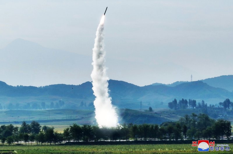 北 "4.5톤급 고중량 신형 단거리탄도미사일(SRBM) 시험발사 성공"