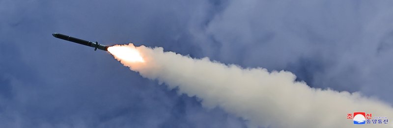 북한이 고중량 재래식 탄두를 장착한 신형 단거리탄도미사일(SRBM) 시험발사에 성공했다고 19일 밝혔다. 북한 미사일총국은 전날 "신형전술탄도미사일 '화성포-11다-4.5' 시험발사와 개량형전략순항미사일 시험발사를 성공적으로 진행했다고 조선중앙통신이 이날 보도했다. 사진=조선중앙통신 캡처